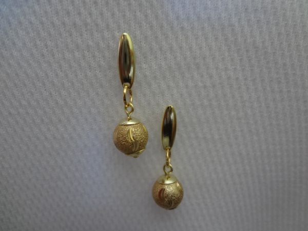 Cód. B1325f - Brinco de bola craquelada folheado a ouro 18k