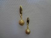 Cód. B1325f - Brinco de bola craquelada folheado a ouro 18k