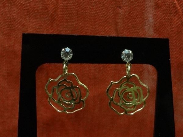 Cód. B1126g - Brinco folheado a ouro 18k - Flor