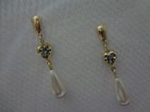 Cód. B1437f - Brinco com strass e pérola folheado a ouro 18k